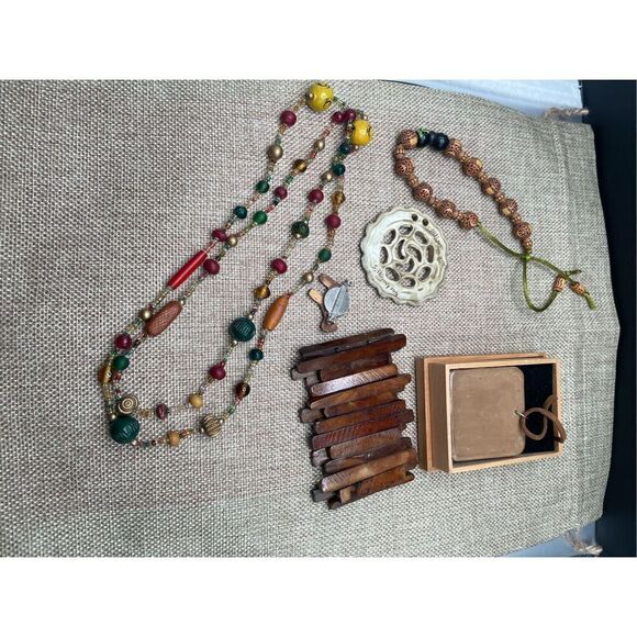Not so Mystery Mystery Bag of 6 Assorted Vintage Jewelry made of Wood Stone - Picture 3 of 6
